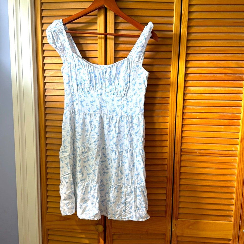 HOLLISTER summer dress in white w/ Lt blue flowers. M. Made in India. Exc cond!